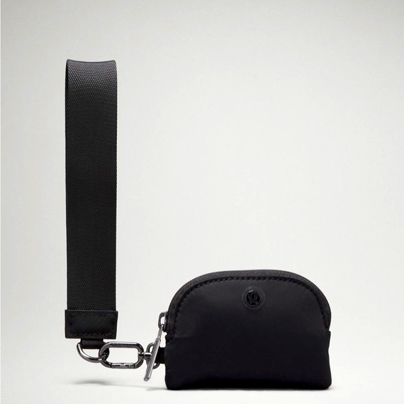LULULEMON DUAL POUCH WRISTLET IN BLACK - Picture 3 of 10